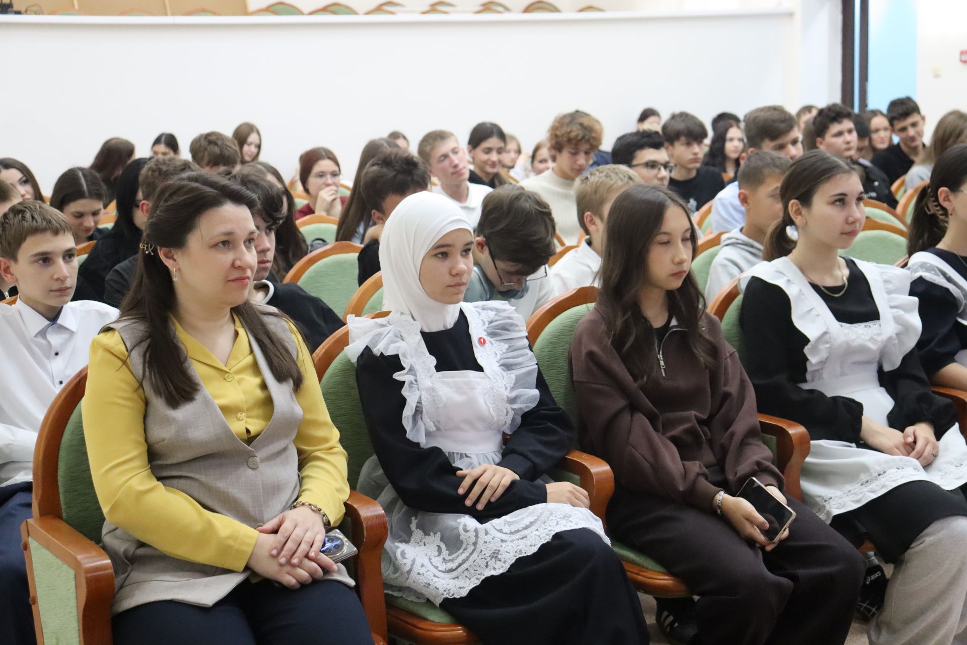 Стендап-комики провели «Классную встречу» для старшеклассников Камского Устья