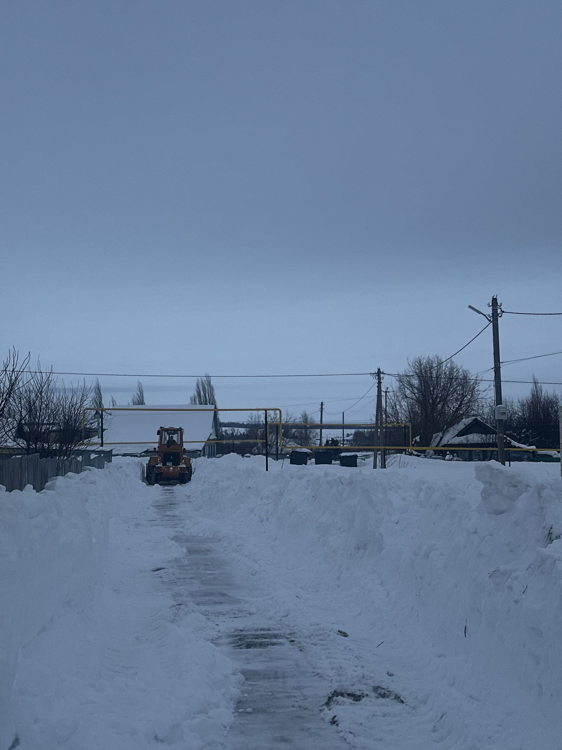 В Камском Устье продолжают убирать снег