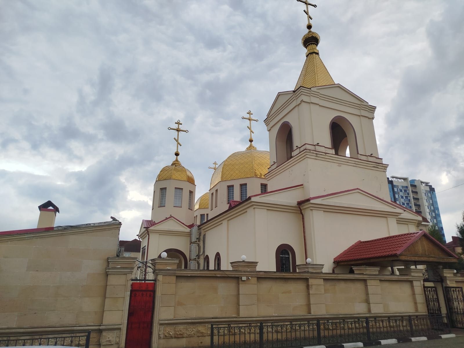 Кавказ:  храм Архангела Михаила и дорога домой