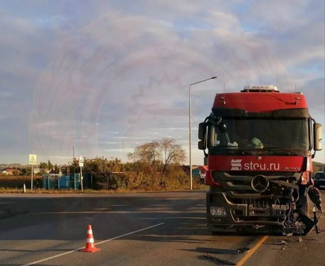 Пожилой водитель погиб при столкновении с фурой в Татарстане