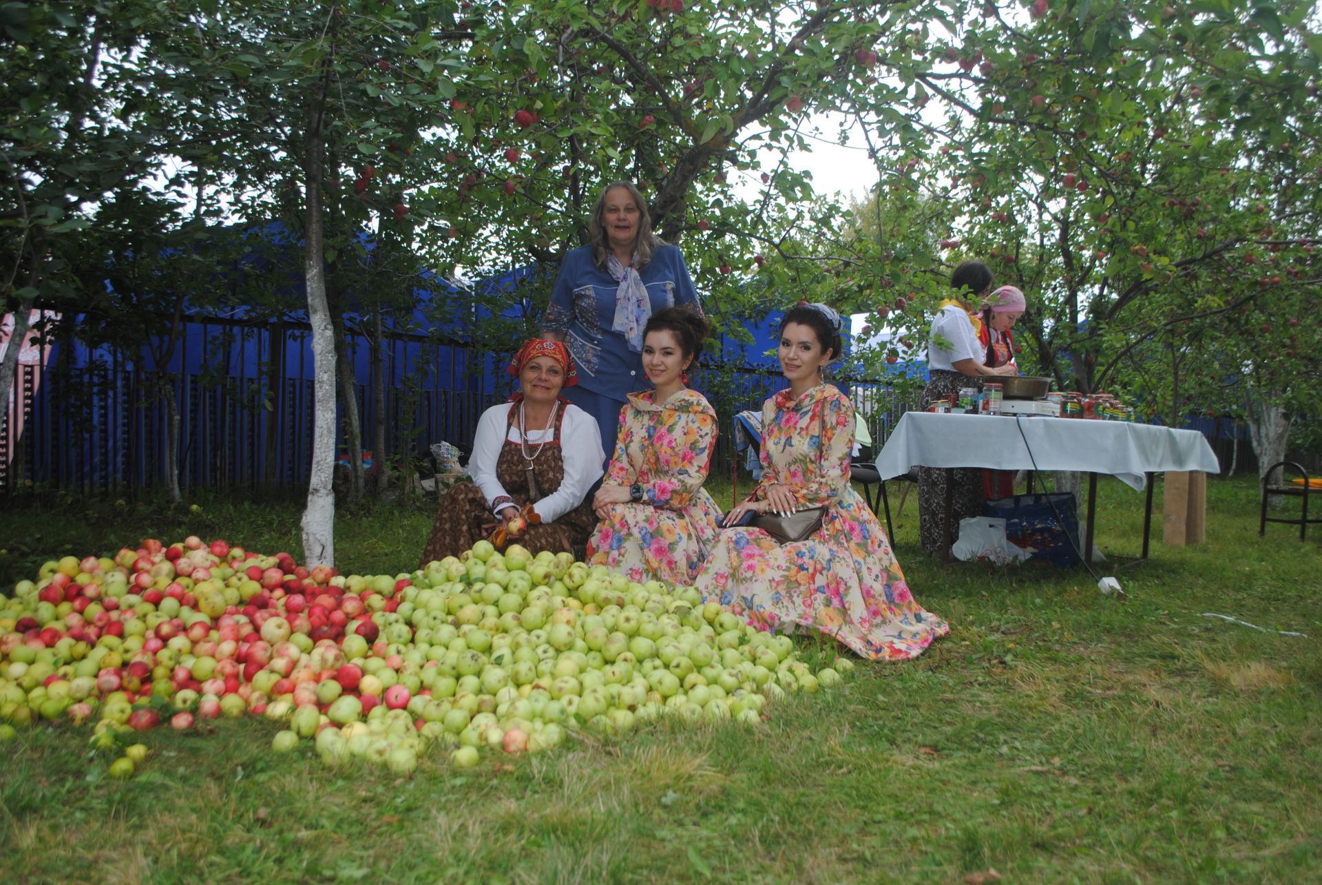 Большой фоторепортаж с яблочного спаса в Красновидово