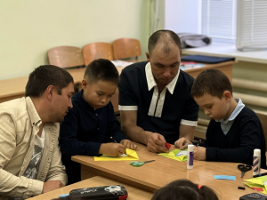 В преддверии Дня отца камскоустьинские соцработники провели мастер-класс