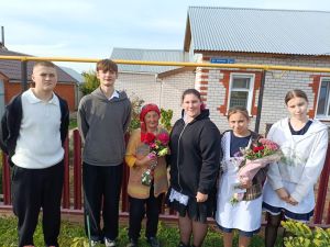 Сюрприз для любимых учителей: Рудницкая школа поздравила педагогов с Днем пожилого человека