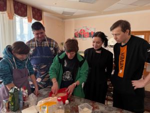 Соцработники Камского Устья вместе с подопечными испекли блины