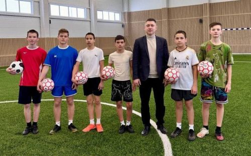 Спортсмены Камского Устья получили новые мячи