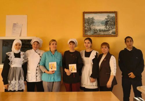 Актив татарской школы поздравил сотрудников столовой с профессиональным праздником