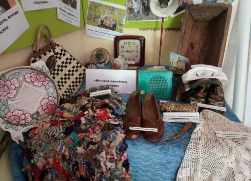 От часов до лаковых туфлей: в Осинниках рассказали историю семей через вещи
