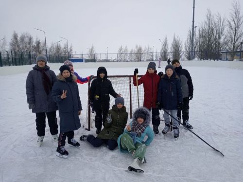 Несмотря на мороз на центральном катке в Камском Устье было жарко