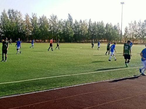 Прямо сейчас на стадионе футбольный матч: болеем за наших!