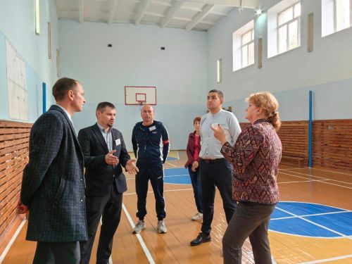 Все спецслужбы прибыли к многоквартирному дому