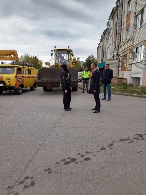 Все спецслужбы прибыли к многоквартирному дому