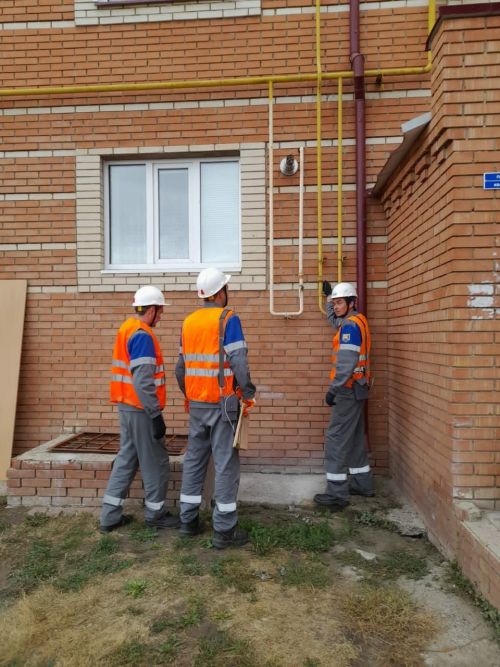 Все спецслужбы прибыли к многоквартирному дому