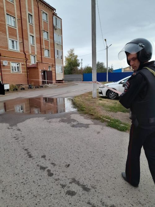 Все спецслужбы прибыли к многоквартирному дому