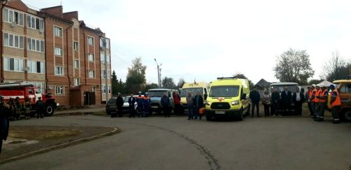 Все спецслужбы прибыли к многоквартирному дому