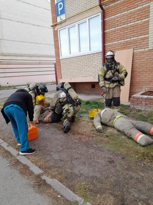 Все спецслужбы прибыли к многоквартирному дому