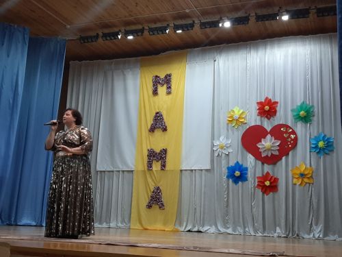 Концерт ко Дню Матери собрал полный зал