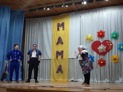 Концерт ко Дню Матери собрал полный зал