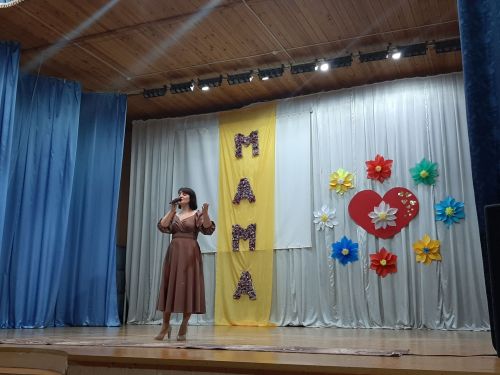 Концерт ко Дню Матери собрал полный зал