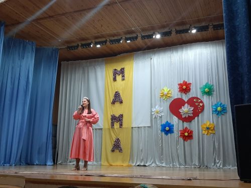 Концерт ко Дню Матери собрал полный зал