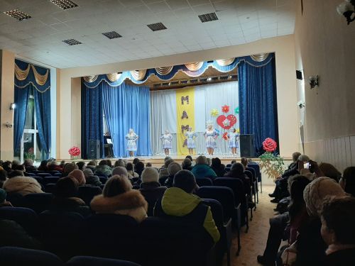 Концерт ко Дню Матери собрал полный зал