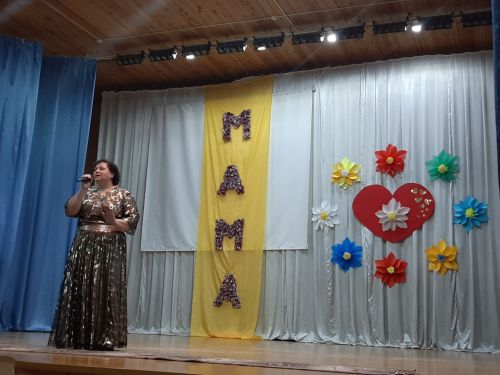 Концерт ко Дню Матери собрал полный зал