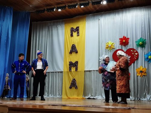 Концерт ко Дню Матери собрал полный зал