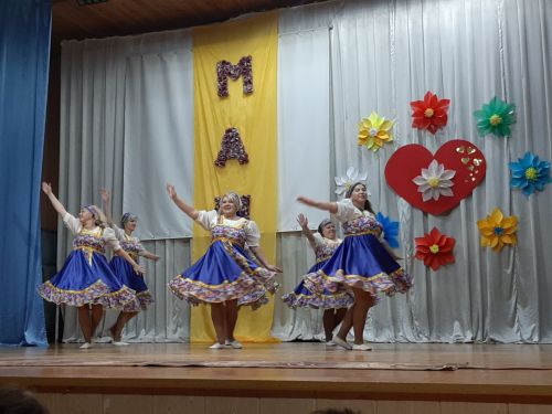 Концерт ко Дню Матери собрал полный зал
