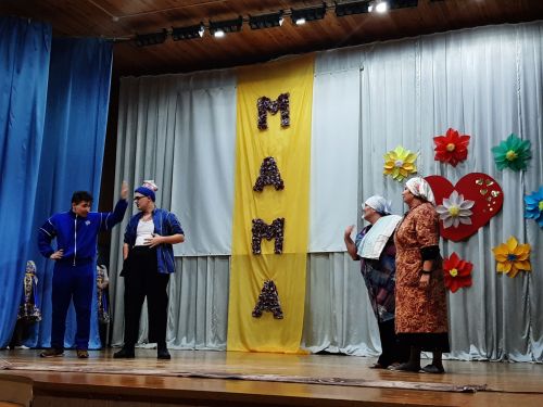 Концерт ко Дню Матери собрал полный зал