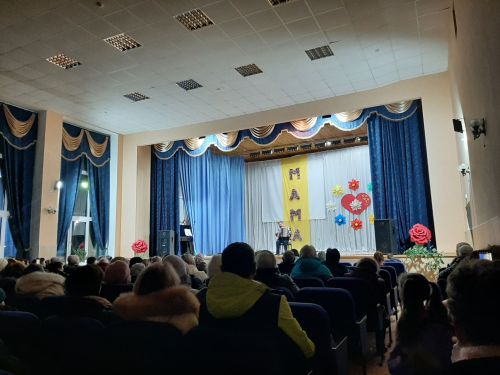 Концерт ко Дню Матери собрал полный зал