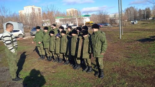 Камскоустьинцы совершают прыжки с парашютной вышки + ФОТО