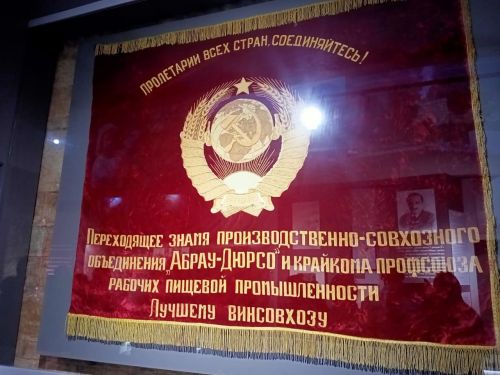 Абрау-Дюрсо:  горное озеро, знаменитое шампанское и шоу фонтанов