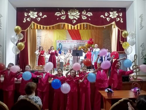 В честь юбилея школы звучали фанфары и аплодисменты