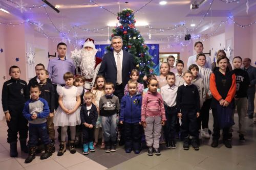 Праздник к нам стучится
