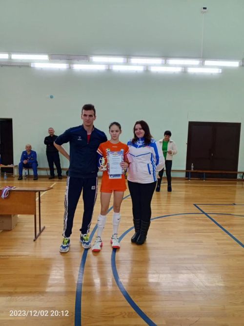 Вчера на спортивной площадке встретились девушки