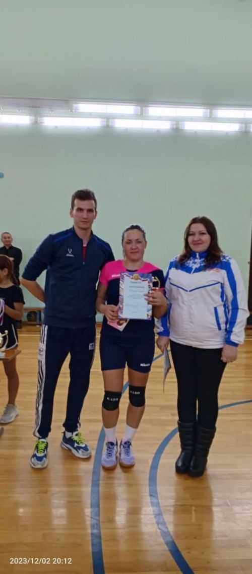 Вчера на спортивной площадке встретились девушки