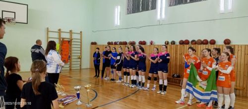 Вчера на спортивной площадке встретились девушки