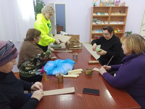 В Кирельском СДК занялись изготовлением блиндажных свечей