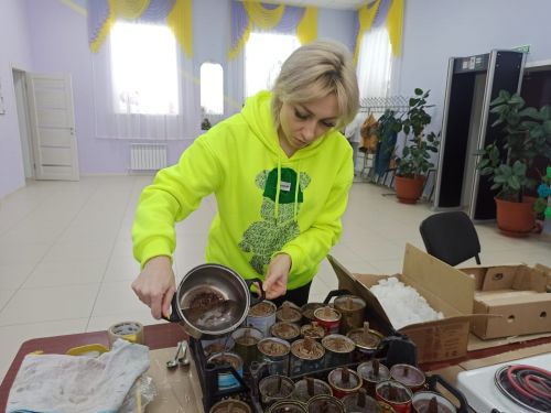 В Кирельском СДК занялись изготовлением блиндажных свечей