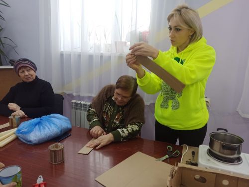 В Кирельском СДК занялись изготовлением блиндажных свечей