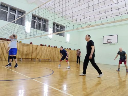 Необычный волейбольный турнир состоялся в Камскоустьинской школе