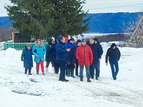 Как разместить клуб, обелиск и церковь на одной улице