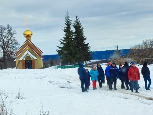 Как разместить клуб, обелиск и церковь на одной улице