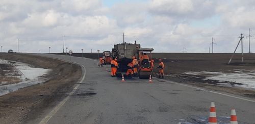 На дорогах района продолжается ямочный ремонт
