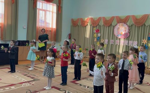 В школах и детских садах поздравили мам и бабушек