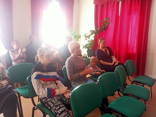 В деревне Варварино огни не погашены, а на сцене – песня