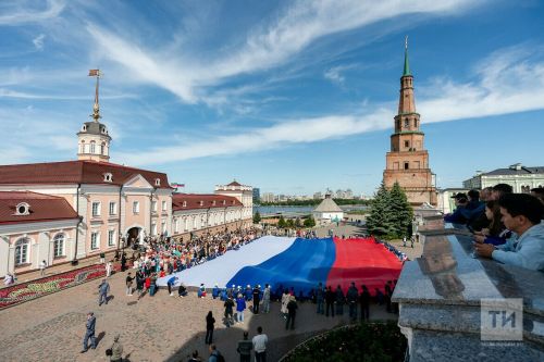 Жители Казани развернули гигантский флаг России