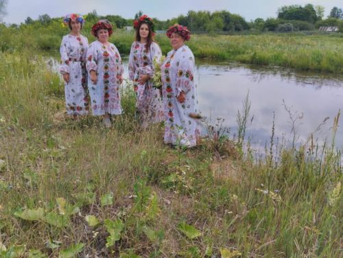 Плетут красавицы зеленые венки
