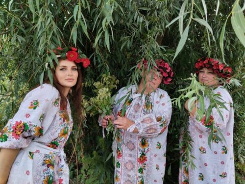 Плетут красавицы зеленые венки