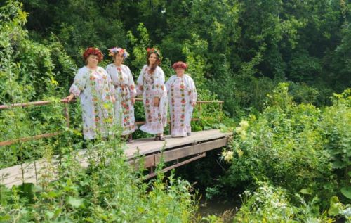 Плетут красавицы зеленые венки
