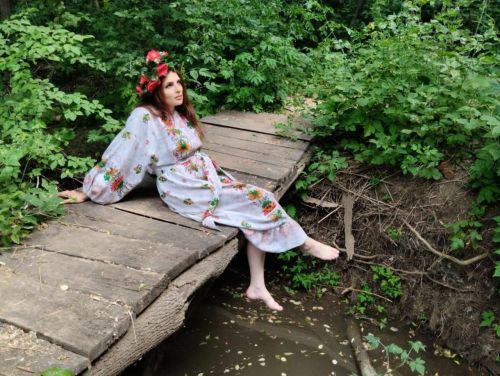 Плетут красавицы зеленые венки